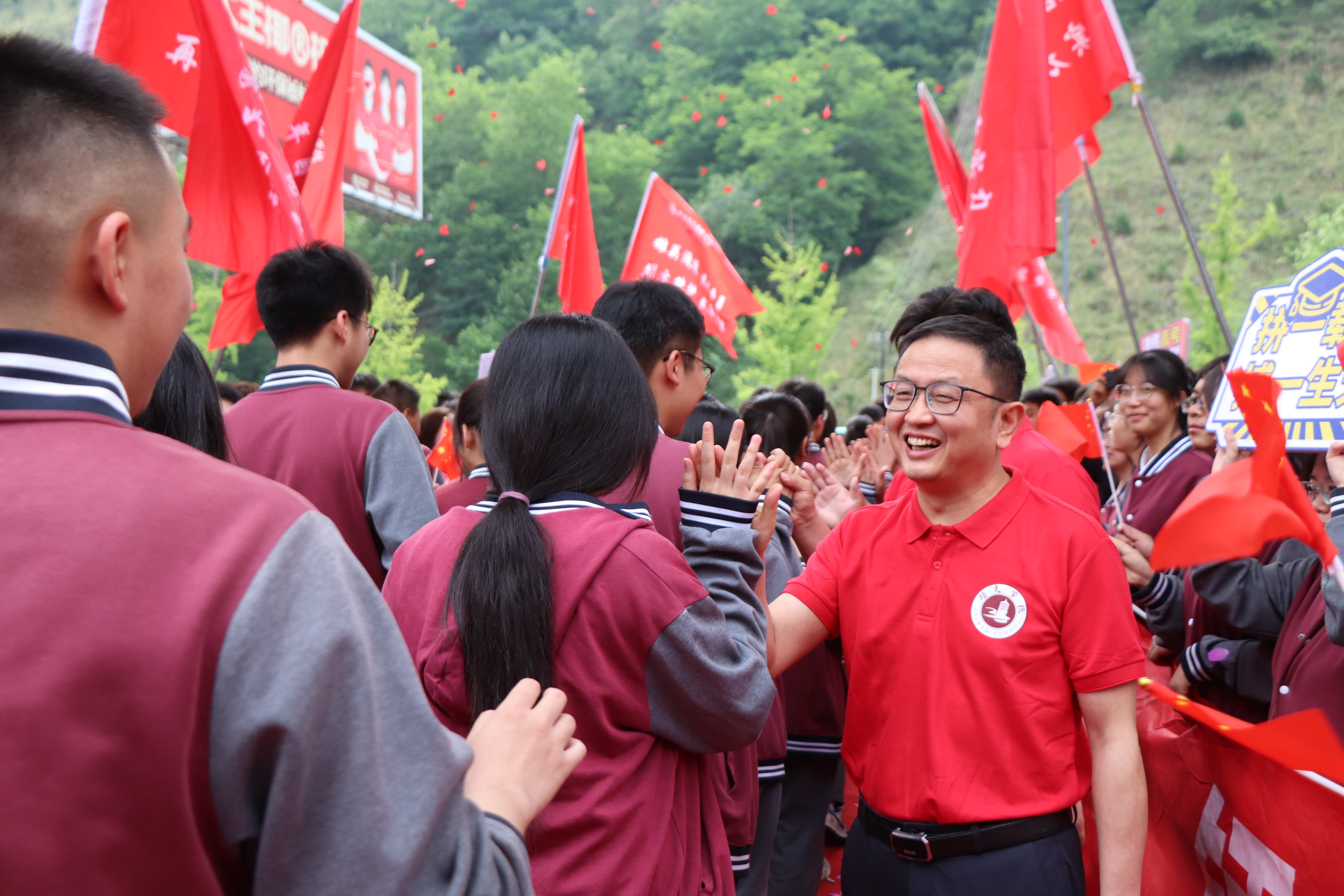 高考必勝 | 攜夢(mèng)想出征 ，為青春壯行 —— 延安培文實(shí)驗(yàn)學(xué)校高考送考儀式